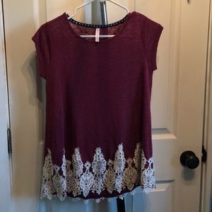 Maroon flow-like t shirt with lace at the bottom